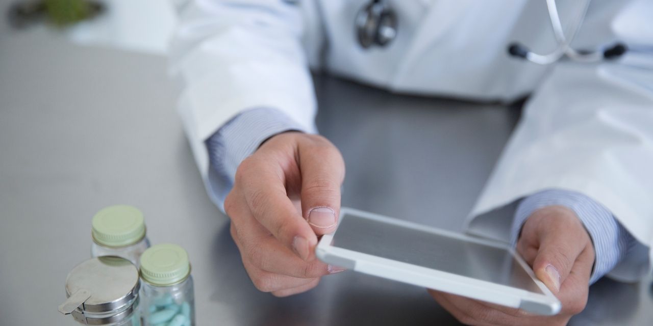 【職場ストレス解消法】人間関係の悩みを解決する7つの具体策｜パワハラ・在宅勤務・転職まで対応